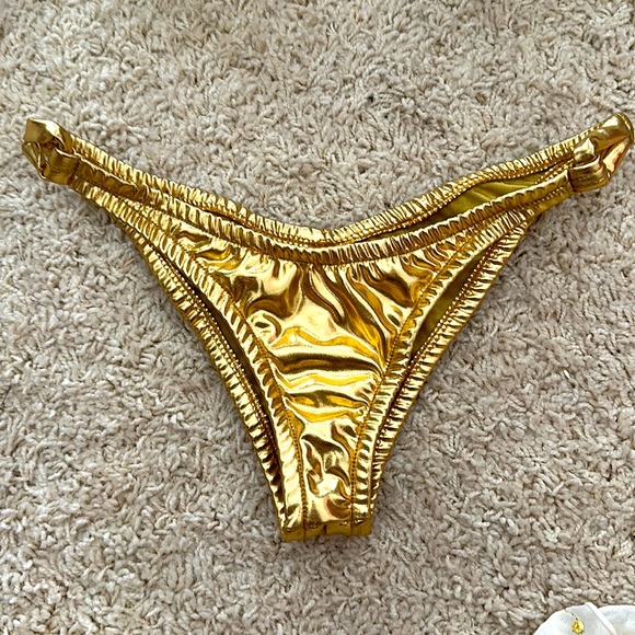 Gold and white bikini with sash ! - Picture 3 of 10